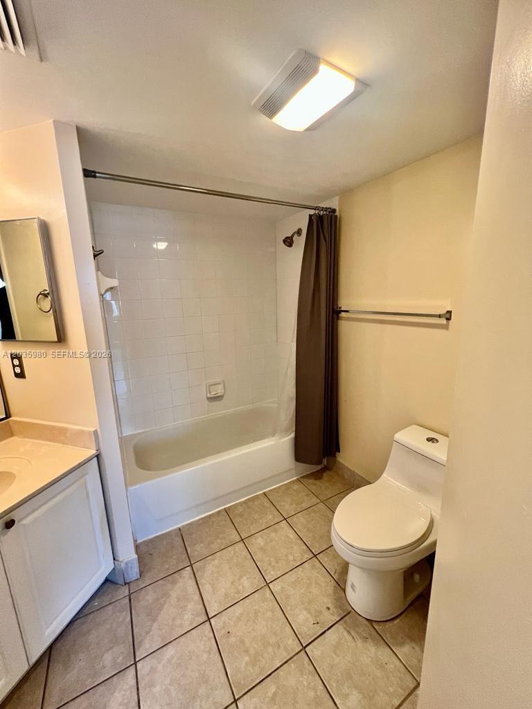 Building Photo - 400 Crestwood Ct N