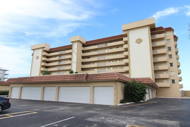 Building Photo - Gorgeous Furnished Direct Ocean Condo in Indialantic