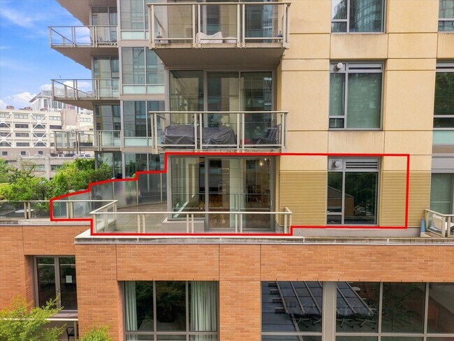 Building Photo - 910 Lenora St