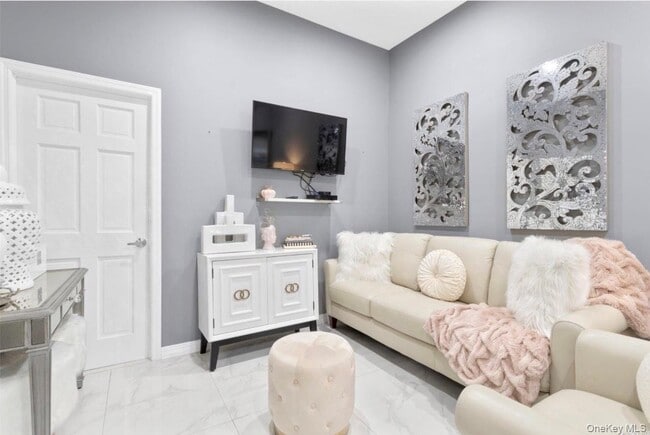 Building Photo - 526 Linwood St