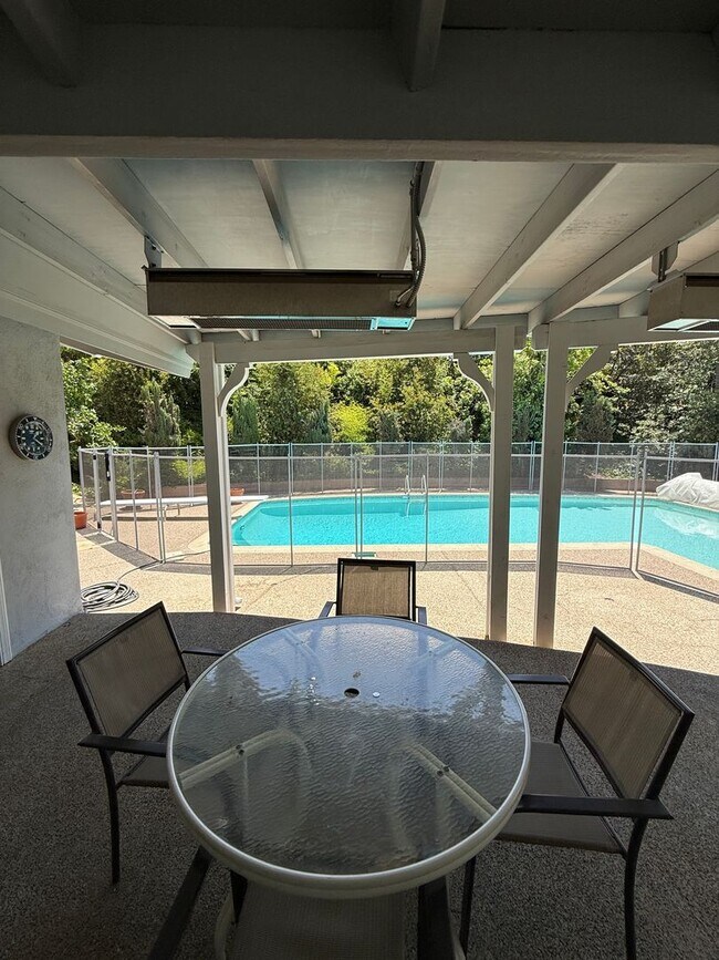 Building Photo - Beautiful One Level, 3 Bedroom, 3 Bathroom Tarzana Pool Home for Lease!