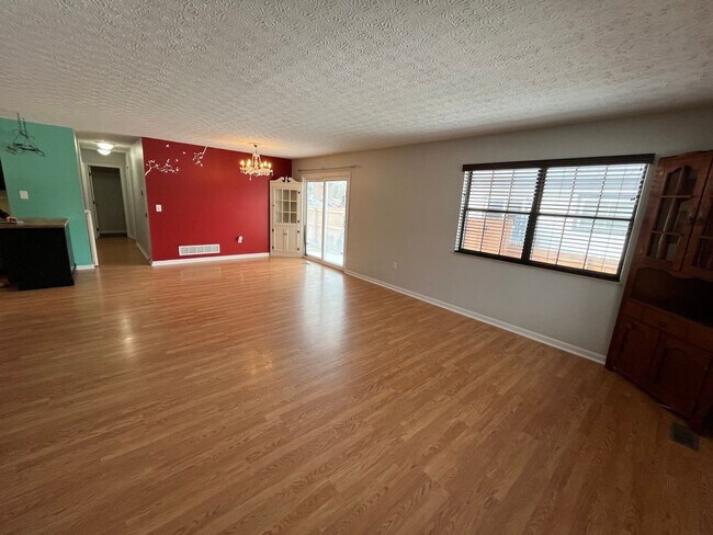 Building Photo - Fantastic 3 bedroom 2 bathroom single family home Johnstown