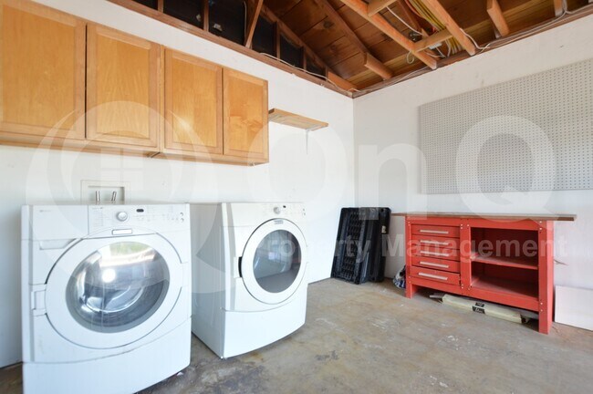 Building Photo - 1402 W Glenrosa Ave