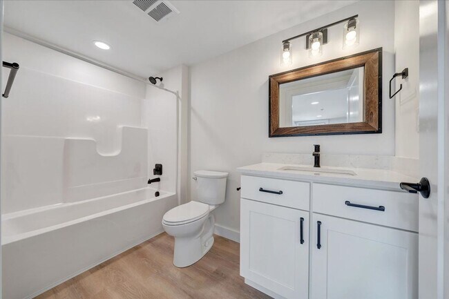 Building Photo - Newly Renovated 1BR & 2BR Apartments in Vinton - Premium Finishes!