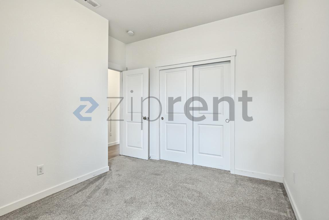 Building Photo - Unit
