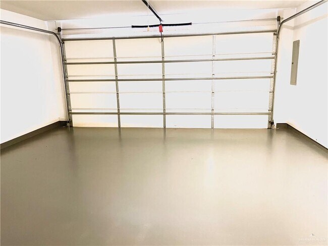 Building Photo - 20 E Thornhill Ave