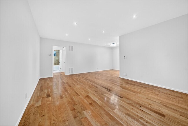 Building Photo - 918 7th St