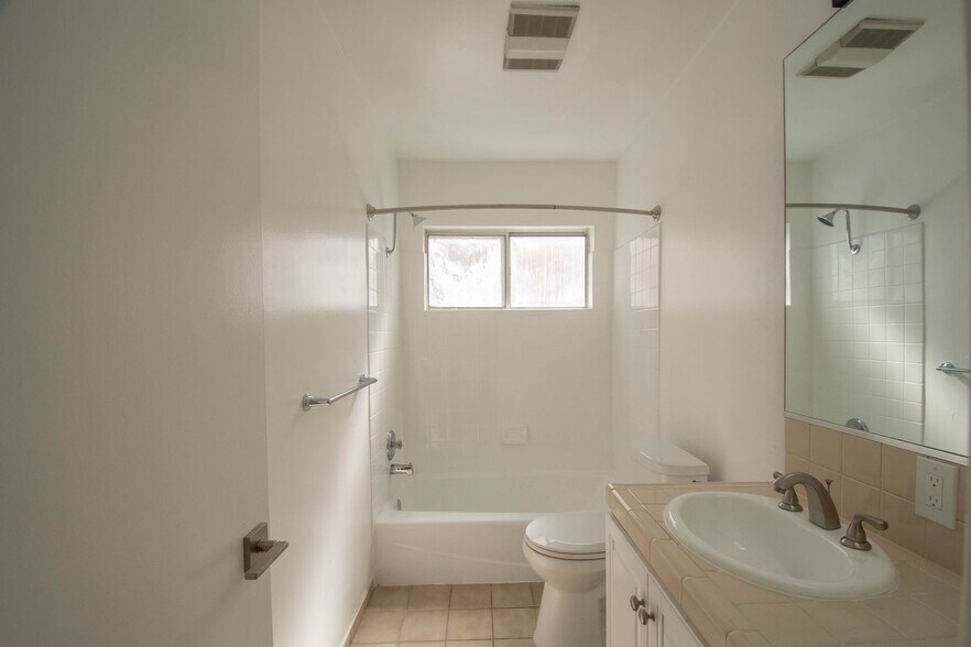 Building Photo - 14706 Dickens St