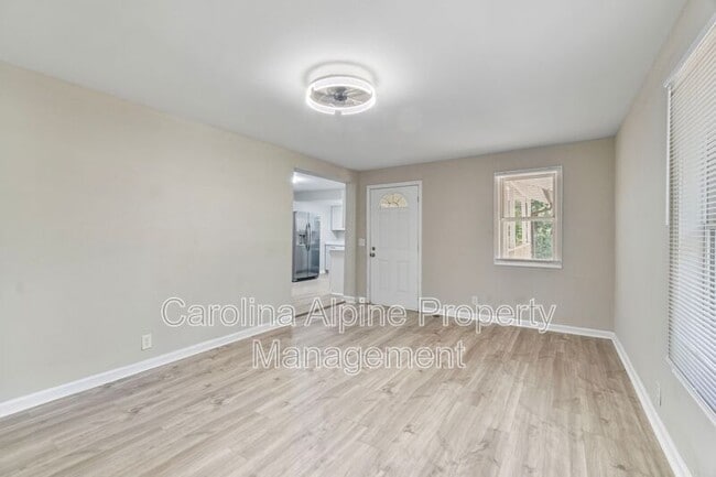 Building Photo - 175 Uphill Dr