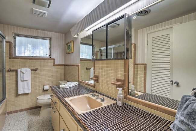 Building Photo - 1412 Country Club Rd N