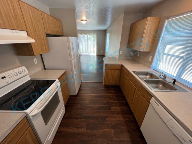 Building Photo - Beautiful 2 bedroom duplex located in Southeast Portland!