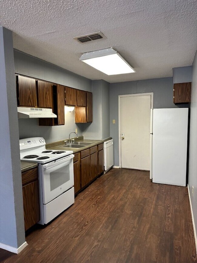 Building Photo - 406 Kearley Dr