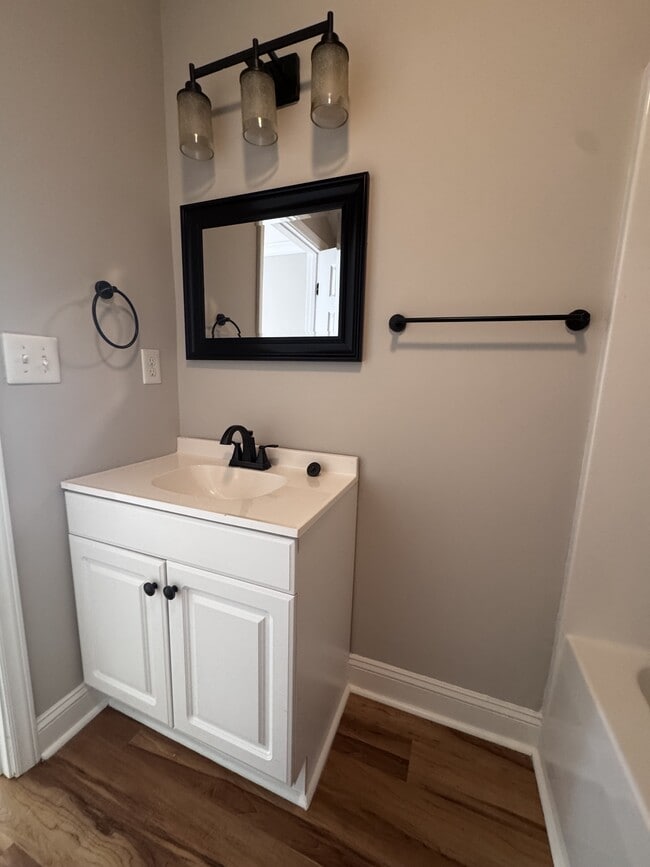 Building Photo - 616 Poplar Ave