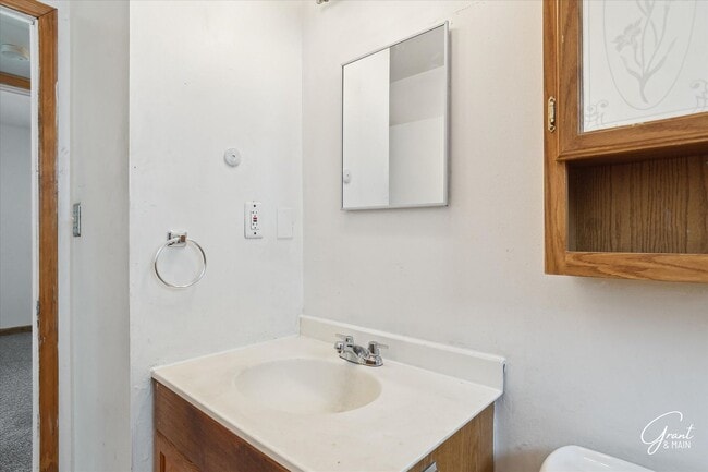 Building Photo - 3 bedroom ranch $1300 - Lease Special