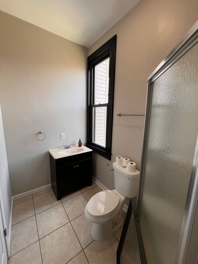 Building Photo - Large Home in ShadySide, Newly Rennovated!