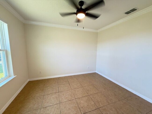 Building Photo - Spacious Groveland Home