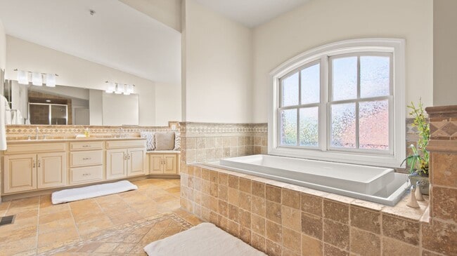 Building Photo - Waterfront living in the heart of Canton!