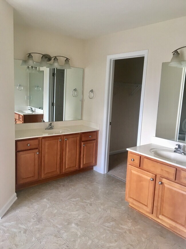 Building Photo - Spacious House in Woodfin/ 4 bedrooms-2.5 ...