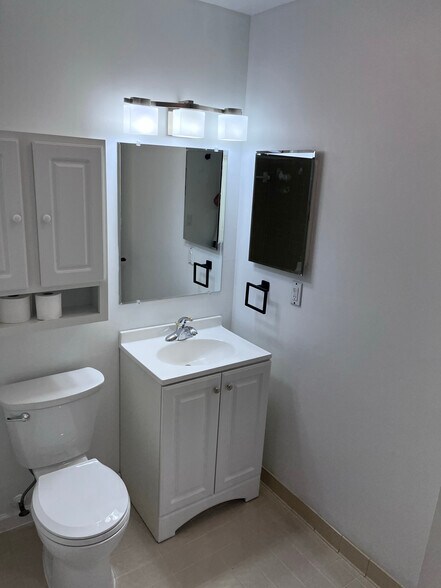 Building Photo - 16140 Clarkson Dr