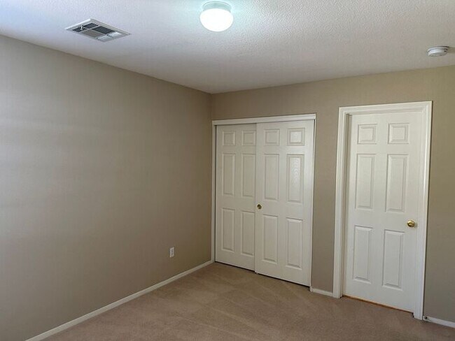 Building Photo - Stunning Home in a Gated Community