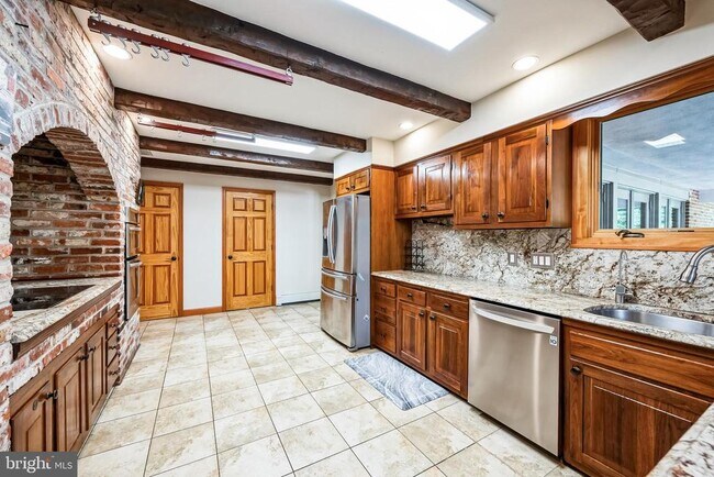 Building Photo - 3574 Glenway Rd
