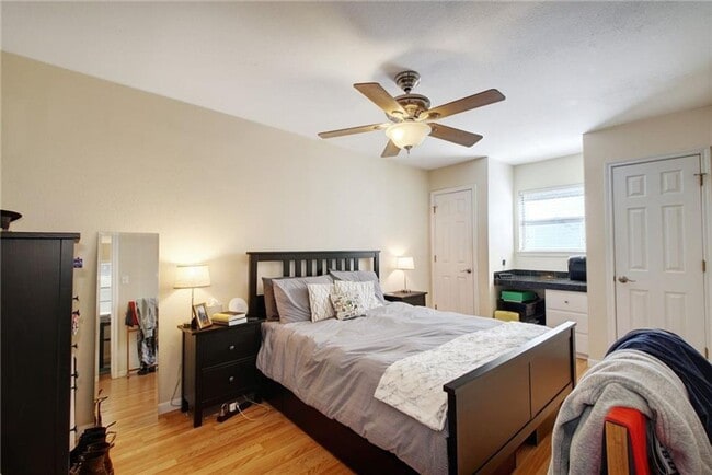 Building Photo - Large 1 bedroom in Hyde Park! Reserved par...