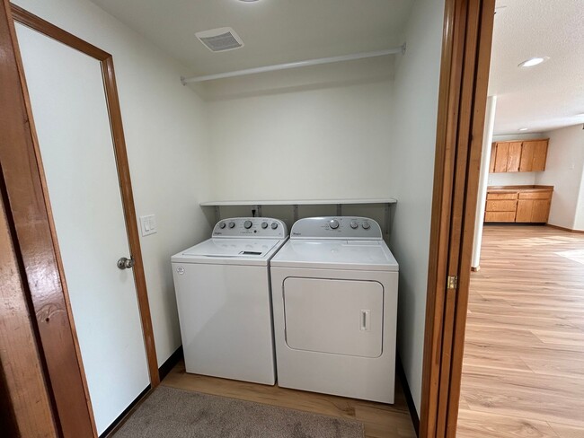 Building Photo - Newly Remodeled 4B/2.5Ba in East Vancouver!