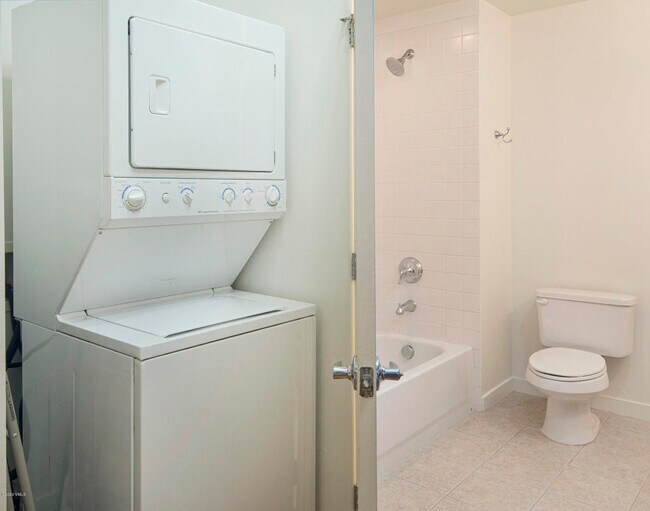 Building Photo - 705 Nogal Rd