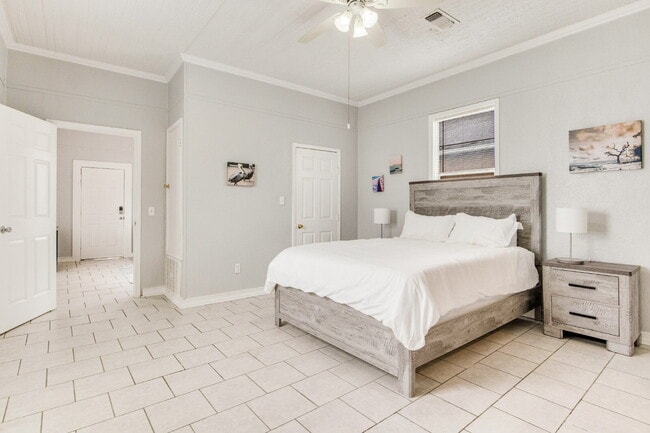 Building Photo - Charming Shotgun Home Just Minutes from Do...
