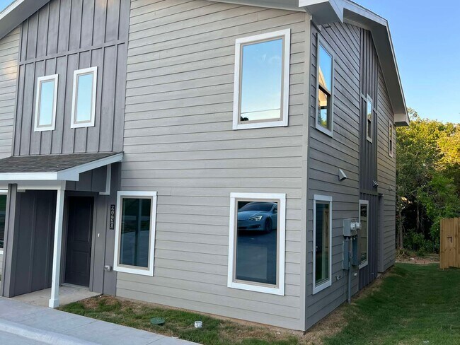 Building Photo - 2428-2430 South Fannin Avenue