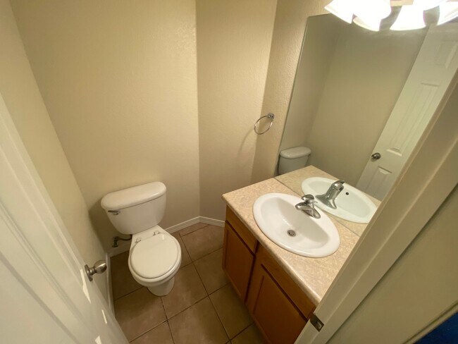 Building Photo - Fantastic Views From This Three Bedroom Townhome