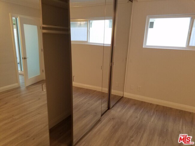 Building Photo - 827 2nd St