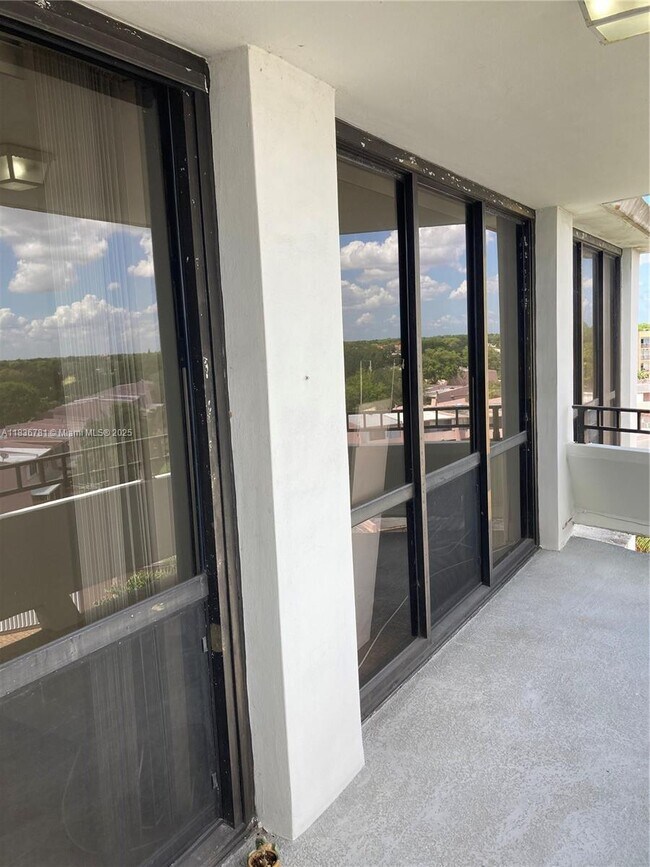 Building Photo - 13951 Kendale Lakes Cir