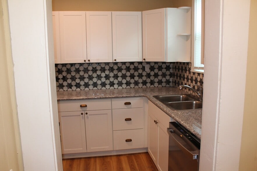 Building Photo - 404 W Franklin St