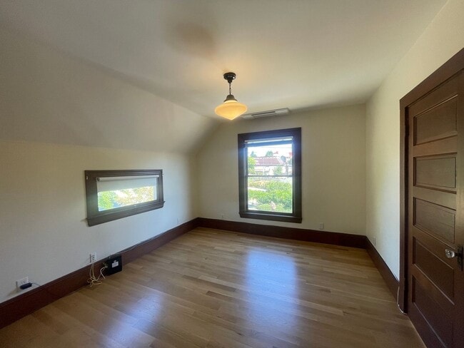 Building Photo - Charming 2 Bed / 1.5 Bath Victorian with G...