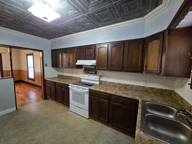 Building Photo - 2-bedroom Bungalow with Spacious Kitchen, Large Covered Porch and Large Garage