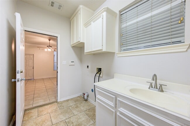 Building Photo - 6727 Patricia Ln