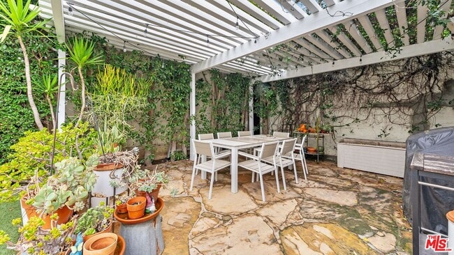 Building Photo - 434 N Genesee Ave