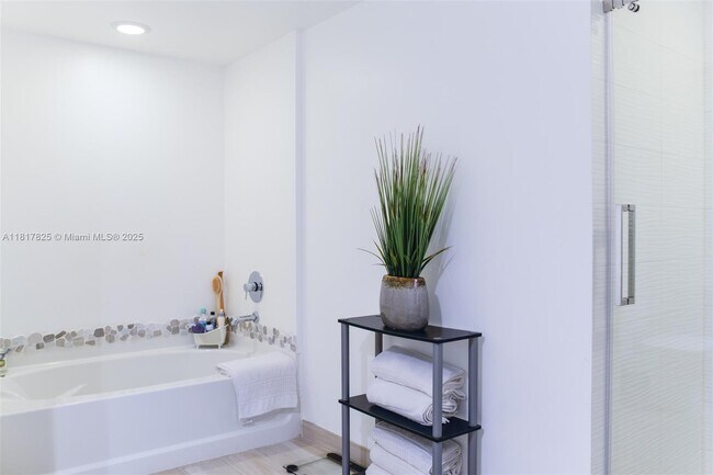 Building Photo - 950 Brickell Bay Dr