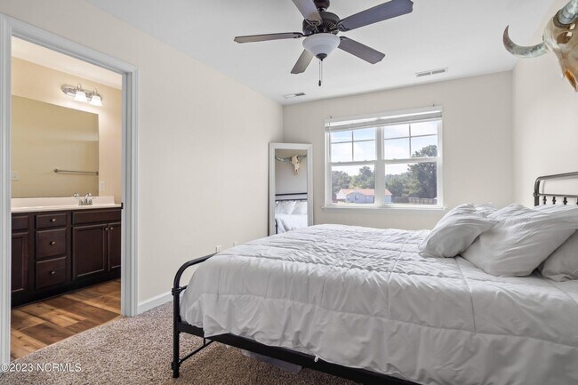 Building Photo - Modern Sneads Ferry Townhome with Private Fenced Yard