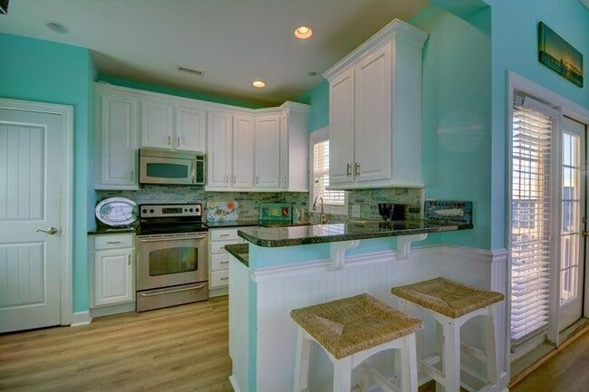 Building Photo - 5BR, 4BA Townhome - Pet Friendly with Beach Views *SEASONAL RENTAL*