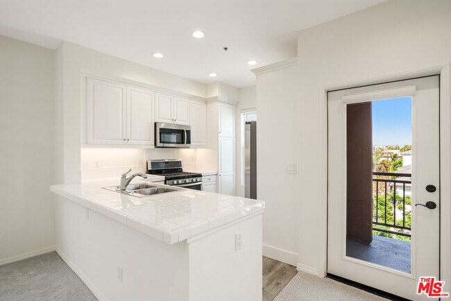 Building Photo - 6020 S Seabluff Dr
