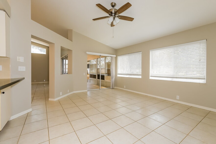 Building Photo - 6615 Oakbrooke Cir