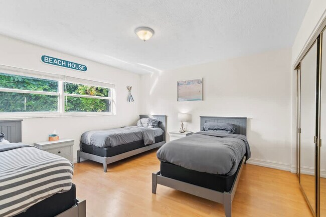 Building Photo - 2424 NE 9th St