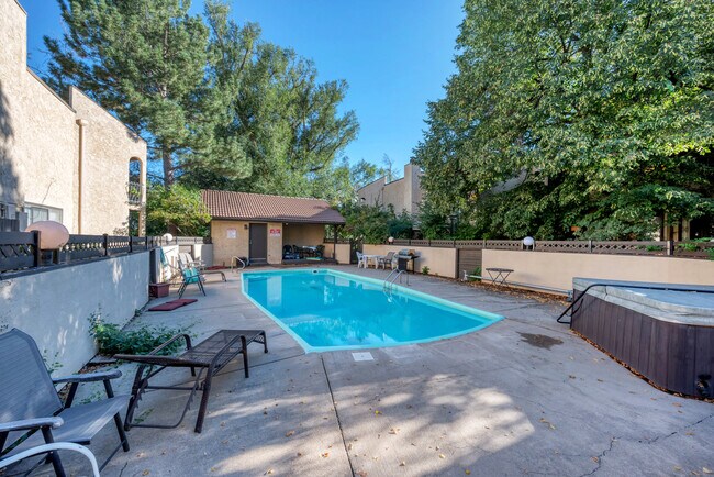 Building Photo - 2960 Shady Holw W