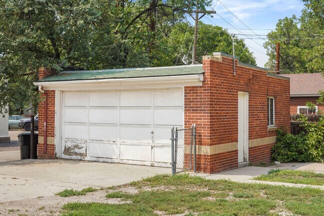 Building Photo - Recently Updated 4-Bedroom Near DU – Utilities Included + Garage Available