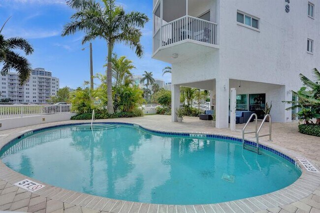 Building Photo - 720 Bayshore Dr