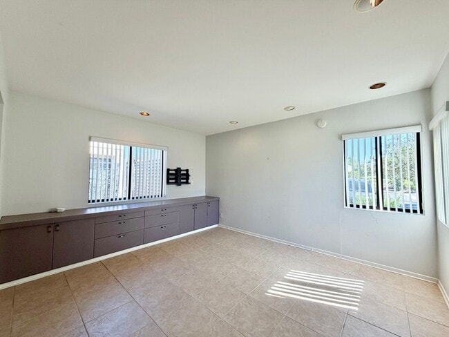 Building Photo - 34983 Mission Hills Dr