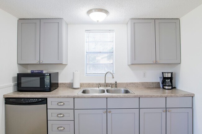 Building Photo - Bright & Comfortable 3 Bed/2.5 Bath Pensac...