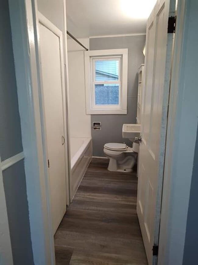 Building Photo - Lovely 2/1 small house for rent!!